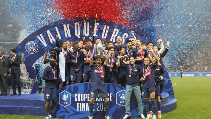 Lione, guerriglia urbana con gli ultras del PSG ed episodi di razzismo: la nota del club - immagine 1