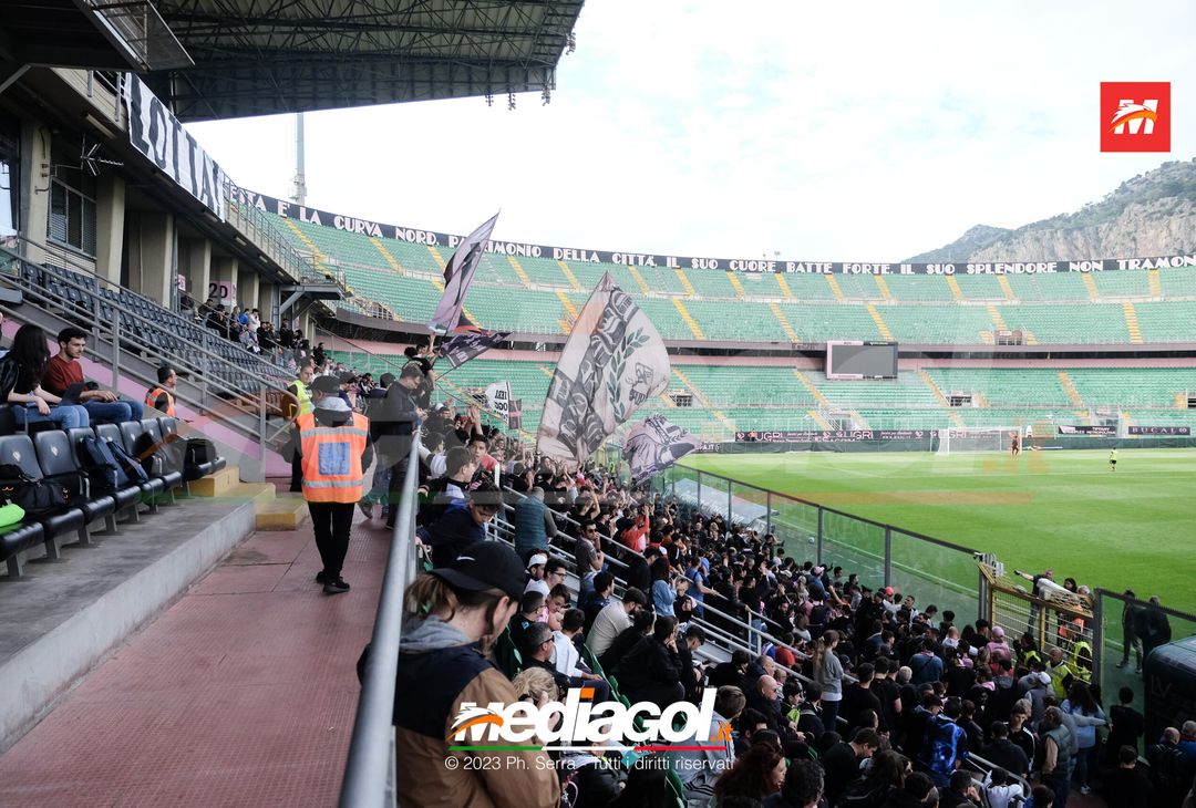 FOTO PALERMO, verso il Cagliari: la carica dei tifosi al “Barbera” (GALLERY) - immagine 13