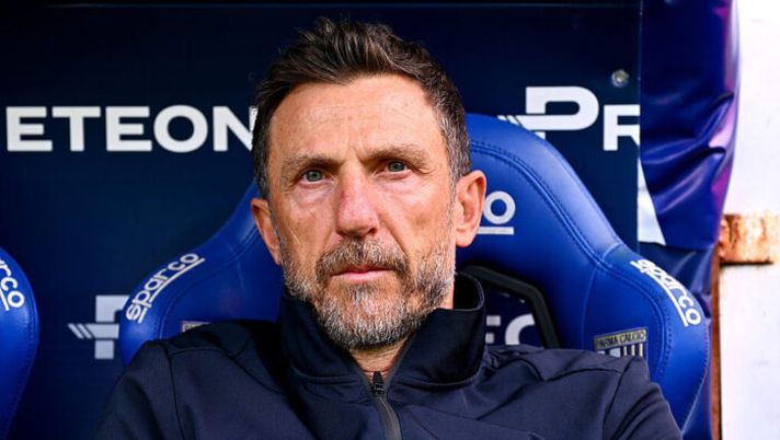 PARMA, ITALY - OCTOBER 04: Eusebio Di Francesco, Head Coach of Lecce, looks on prior to the Serie A match between Parma Calcio 1913 and US Lecce at Stadio Ennio Tardini on October 04, 2025 in Parma, Italy. (Photo by Alessandro Sabattini/Getty Images) Di Francesco: “Camarda migliora, prima aveva un difetto! Stulic, Falcone e dove vedo meglio Berisha” - immagine 1