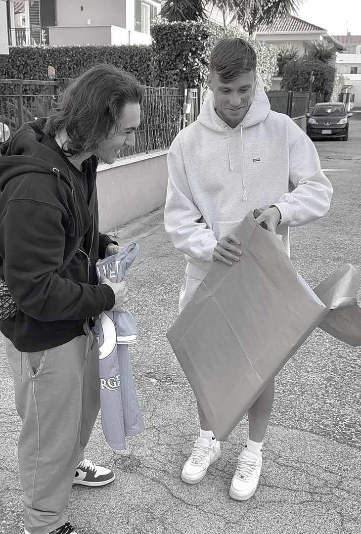 Consegna speciale per Gutierrez e Beukema: i due azzurri versione Simpson – LE FOTO - immagine 10