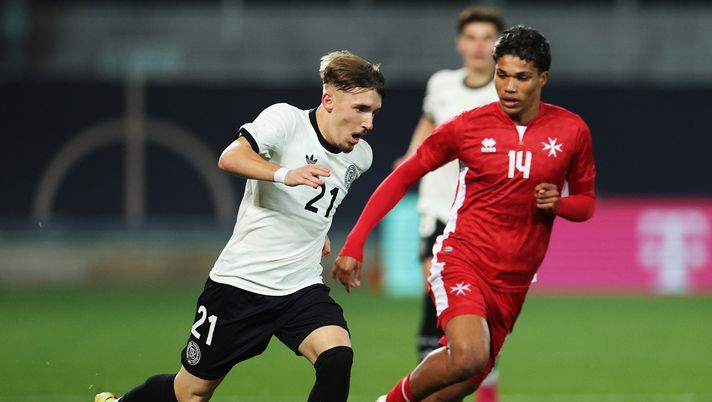 FUERTH, GERMANY - NOVEMBER 14: Lennart Karl of Germany controls the ball in front of Keyon Ewurum of Malta during the UEFA Under21 Championship qualification match between Germany and Malta at Sportpark Ronhof Thomas Sommer on November 14, 2025 in Fuerth, Germany. (Photo by Adam Pretty/Getty Images) Calciomercato Torino, nuovo rinforzo per la Primavera: è fatta per Ewurum - immagine 1