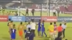 VIDEO – Caccia all’uomo al triplice fischio, Francia-Colombia finisce in rissa