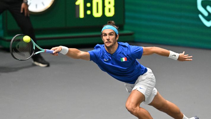 BOLOGNA, ITALY - SEPTEMBER 13: Lorenzo Musetti of Italy in action during the match between Lorenzo Musetti of Italy and Gabriel Diallo of Canada during 2023 Davis Cup Finals Group Stage Bologna - Day 2 at Unipol Arena on September 13, 2023 in Bologna, Italy. (Photo by Giuseppe Bellini/Getty Images for ITF) Coppa Davis, i numeri di Sonego e Musetti contro il Canada: poca precisione - immagine 1