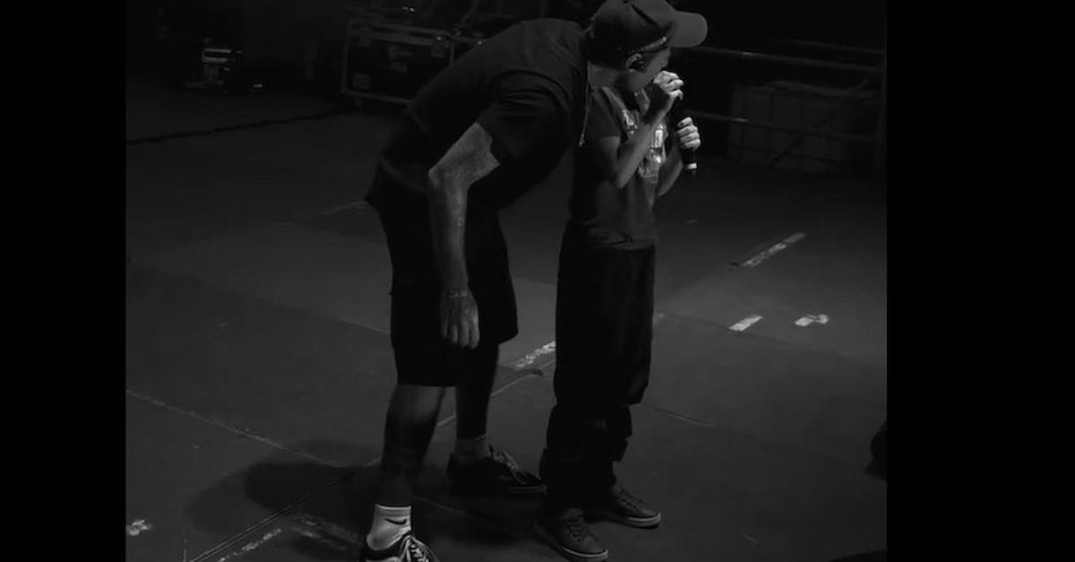VIDEO / Concerto a Sanza, Fedez fa posto ad un bimbo per cantare ‘Battito’