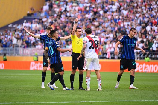 Cartellino rosso a Martinez Quarta, durante Inter-River Plate, al Lumen Field il 25 giugno 2025 a Seattle, Washington. (Foto di Mattia Pistoia - Inter/Inter tramite Getty Images) Inter, stile “Seattle Grunge”! Chivu si prende gli ottavi di finale e la squadra- immagine 4