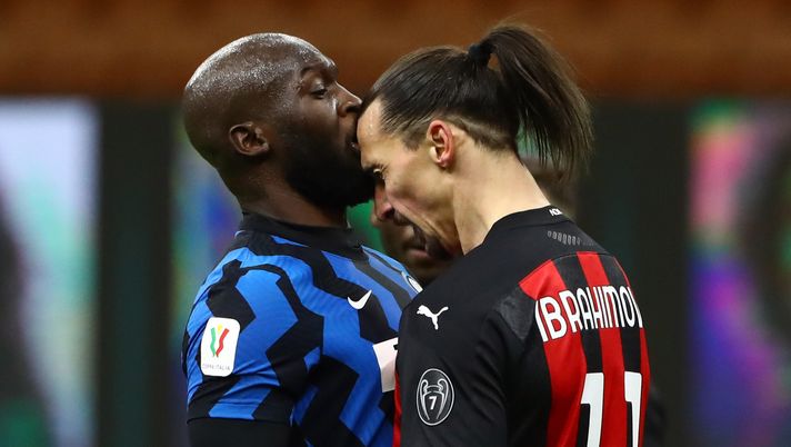 MILAN, ITALY - JANUARY 26: Romelu Lukaku of FC Internazionale clashes with Zlatan Ibrahimovic of AC Milan during the Coppa Italia match between FC Internazionale and AC Milan at Stadio Giuseppe Meazza on January 26, 2021 in Milan, Italy. Sporting stadiums around Italy remain under strict restrictions due to the Coronavirus Pandemic as Government social distancing laws prohibit fans inside venues resulting in games being played behind closed doors. (Photo by Marco Luzzani/Getty Images) derby di Milano a colpi di tweet