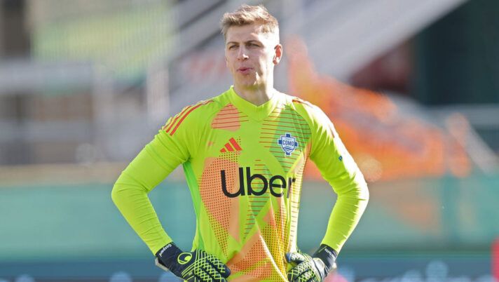 FLORENCE, ITALY - FEBRUARY 16: Jean Butez goalkeeper of Como Calcio looks on during the Serie A match between Fiorentina and Como at Stadio Artemio Franchi on February 16, 2025 in Florence, Italy. (Photo by Gabriele Maltinti/Getty Images) La divisione in fasce per i portieri al fantacalcio: chi schierare alla 28a giornata- immagine 1