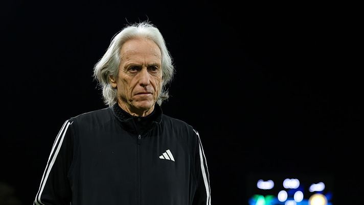 BURAYDAH, SAUDI ARABIA - FEBRUARY 25: Jorge Jesus coach of Al Nassr looks on during the Saudi Pro League match between Al Najmah and Al Nassr at King Abdullah Sport City Stadium on February 25, 2026 in Buraydah, Saudi Arabia. (Photo by Yasser Bakhsh/Getty Images) Al-Nassr, Jorge Jesus: “Cristiano Ronaldo è ossessionato dal calcio tra forma fisica e trofei” - immagine 1