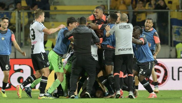 FROSINONE, ITALY - MAY 26: Keinan Davis of Udinese Calcio celebrates with his teammates after scoring opening goal during the Serie A TIM match between Frosinone Calcio and Udinese Calcio at Stadio Benito Stirpe on May 26, 2024 in Frosinone, Italy. (Photo by Giuseppe Bellini/Getty Images) “Ho vinto il fantacalcio all’ultimo respiro grazie ad un giocatore impensabile” - immagine 1