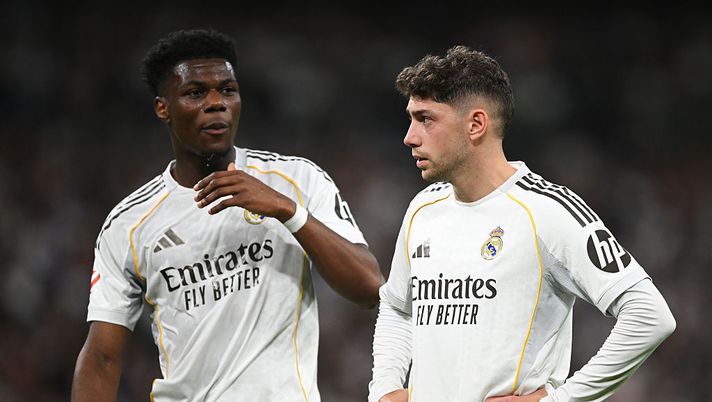 MADRID, SPAIN - APRIL 10: Aurelien Tchouameni and Federico Valverde of Real Madrid look on during the LaLiga EA Sports match between Real Madrid CF and Girona FC at Estadio Santiago Bernabeu on April 10, 2026 in Madrid, Spain. (Photo by Denis Doyle/Getty Images) Che caos al Real Madrid: lite in allenamento, e Valverde finisce in ospedale - immagine 1