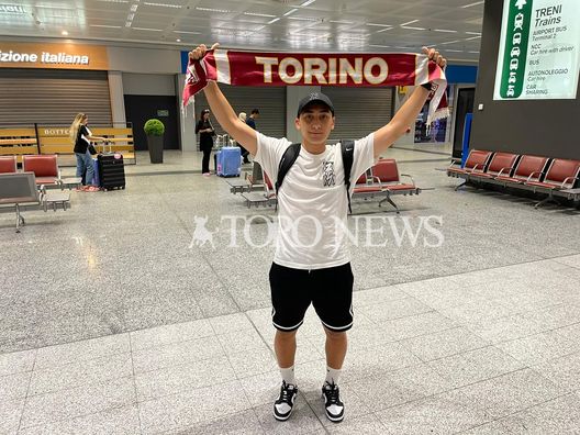 Emirhan Ilkhan al suo arrivo a Milano Malpensa