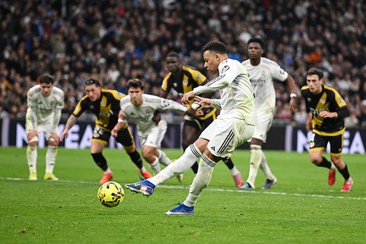 MADRID, SPAGNA – 1 FEBBRAIO 2026: Kylian Mbappé del Real Madrid segna il secondo gol della sua squadra su calcio di rigore durante la partita di LaLiga EA Sports tra Real Madrid CF e Rayo Vallecano de Madrid allo stadio Santiago Bernabéu il 1° febbraio 2026 a Madrid, Spagna. (Foto di Denis Doyle/Getty Images) Real Madrid-Barcellona, sfida dal dischetto: l’impressionante differenza di penalty tirati negli ultimi 5 anni- immagine 2