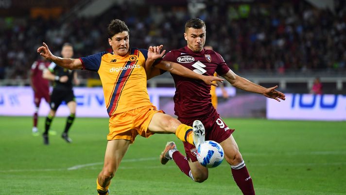TURIN, ITALY - MAY 20: Eldor Shomurodov of AS Roma battles for possession with Alessandro Buongiorno of Torino FC during the Serie A match between Torino FC and AS Roma at Stadio Olimpico di Torino on May 20, 2022 in Turin, Italy. (Photo by Valerio Pennicino/Getty Images) Verso Roma-Torino: dove vedere la partita in tv e streaming - immagine 1