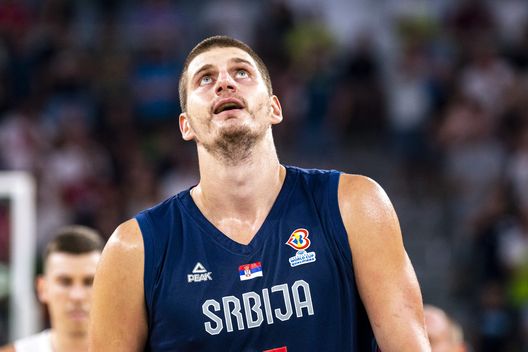 LJUBLJANA, SLOVENIA - AUGUST 17: Nikola Jokic of Serbia reacts during the basketball friendly match between Slovenia and Serbia in Arena Stozice, on August 17, 2022 in Ljubljana, Slovenia. (Photo by Jurij Kodrun/Getty Images) Jokic e la passione per i cavalli, ma non è solo. Quando Batigol segnò a Polo- immagine 2
