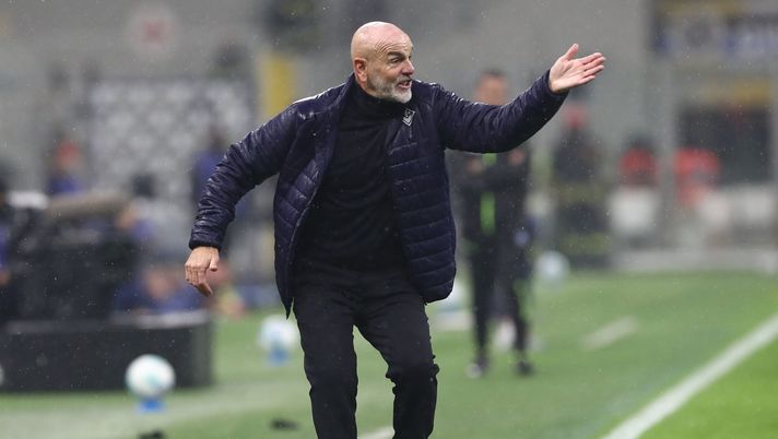 MILAN, ITALY - OCTOBER 29: ACF Fiorentina coach Stefano Pioli reacts during the Serie A match between FC Internazionale and ACF Fiorentina at Giuseppe Meazza Stadium on October 29, 2025 in Milan, Italy. (Photo by Marco Luzzani/Getty Images) Poesio: “L’esonero potrebbe dare la scossa. Pioli ha rinunciato alle sue idee” - immagine 1