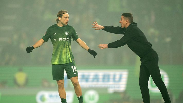 WOLFSBURG, GERMANY - DECEMBER 20: Daniel Bauer, Head Coach of VfL Wolfsburg, interacts with Lovro Majer of VfL Wolfsburg during the Bundesliga match between VfL Wolfsburg and SC Freiburg at Volkswagen Arena on December 20, 2025 in Wolfsburg, Germany. (Photo by Fabio Deinert/Getty Images) Paratici guarda in casa Wolfsburg. L’occasione può essere un centrocampista - immagine 1
