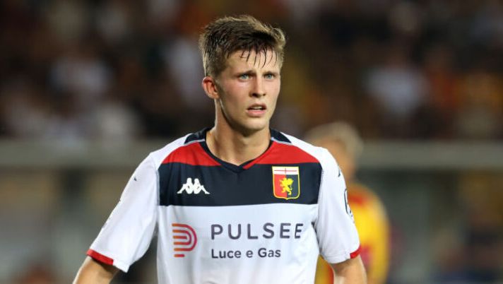 LECCE, ITALY - SEPTEMBER 22: Morten Frendrup of Genoa looks on during the Serie A TIM match between US Lecce and Genoa CFC at Stadio Via del Mare on September 22, 2023 in Lecce, Italy. (Photo by Maurizio Lagana/Getty Images) Secolo XIX svela: “Genoa, rifiutata quest’offerta dalla Premier League per Frendrup” - immagine 1