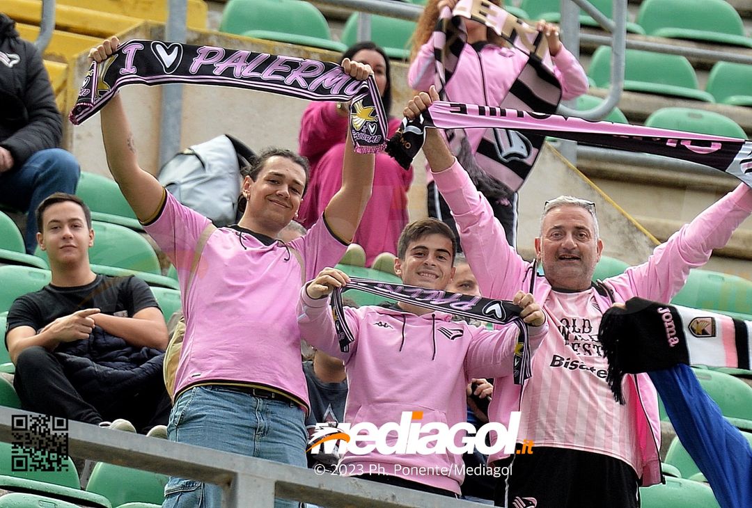 FOTOTIFO Palermo-Cittadella 0-1, gli scatti ai tifosi al “Renzo Barbera” (GALLERY) - immagine 30
