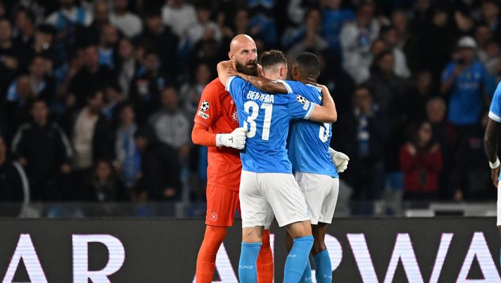 NAPLES, ITALY - OCTOBER 01: Vanja Milinkovic-Savic, Sam Beukema and Juan Jesus of SSC Napoli celebrate the victory after the UEFA Champions League 2025/26 League Phase MD2 match between SSC Napoli and Sporting Clube de Portugal at Stadio Diego Armando Maradona on October 01, 2025 in Naples, Italy. (Photo by Francesco Pecoraro/Getty Images) Il Napoli ha un problema difensivo? Il dato sui clean sheet è chiaro - immagine 1