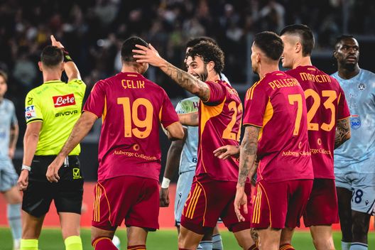 I giocatori dell'AS Roma esultano dopo un gol contro l'Udinese (Photo by Luciano Rossi/AS Roma via Getty Images) Roma