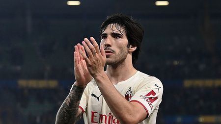 VERONA, ITALY - MAY 08: Sandro Tonali of AC Milanc
elebrates during the Serie A match between Hellas Verona FC and AC Milan at Stadio Marcantonio Bentegodi on May 08, 2022 in Verona, Italy. (Photo by Alessandro Sabattini/Getty Images)