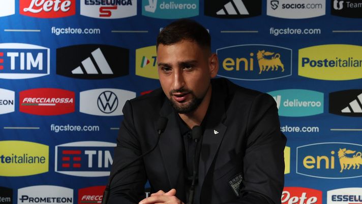 PARIS, FRANCE - SEPTEMBER 05: Gianluigi Donnarumma of Italy speaks with the media during the Press conference at Parc des Princes stadium on September 05, 2024 in Paris, France. (Photo by Claudio Villa/Getty Images) Donnarumma, addio sicuro al Psg: ecco quando e la destinazione più probabile - immagine 1