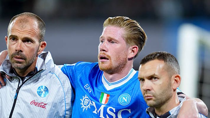 Kevin De Bruyne of SSC Napoli despairs as he leaves the pitch supported by physios after picking up an injury during the serie Serie A Enilive match between SSC Napoli and FC Internazionale at Stadio Diego Armando Maradona on October 25, 2025 in Naples, Italy (Photo by Giuseppe Maffia/NurPhoto via Getty Images) de bruyne