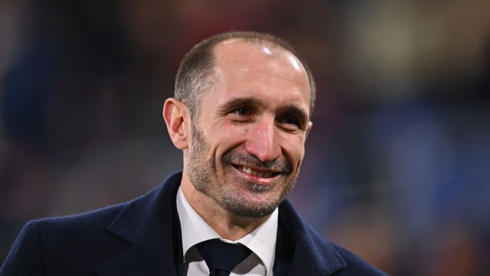 BOLOGNA, ITALY - DECEMBER 14: Former Juventus player Giorgio Chiellini looks on prior to the Serie A match between Bologna FC 1909 and Juventus FC at Renato Dall'Ara Stadium on December 14, 2025 in Bologna, Italy. (Photo by Alessandro Sabattini/Getty Images) Juve-Roma, Chiellini avvisa: “Partita importante. Vogliamo passare un buon natale” - immagine 1