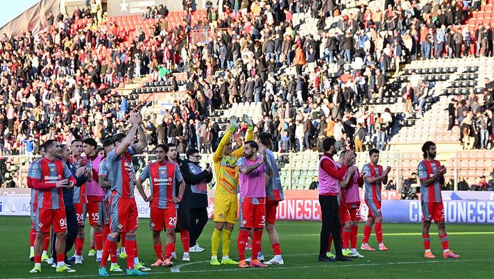 CREMONA, ITALY - FEBRUARY 15: US Cremonese players cheer the fans after the Serie A match between US Cremonese and Genoa CFC at Stadio Giovanni Zini on February 15, 2026 in Cremona, Italy. (Photo by Marco M. Mantovani/Getty Images) Cremonese-Milan, le ultime novità sugli avversari dei rossoneri - immagine 1