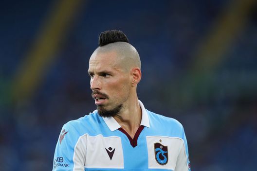ROMA, ITALIA - 26 AGOSTO: Marek Hamsik del Trabzonspor osserva la partita di ritorno dei play-off di UEFA Conference League tra Roma e Trabzonspor allo Stadio Olimpico il 26 agosto 2021 a Roma, Italia. (Foto di Paolo Bruno/Getty Images) Calciomercato turco