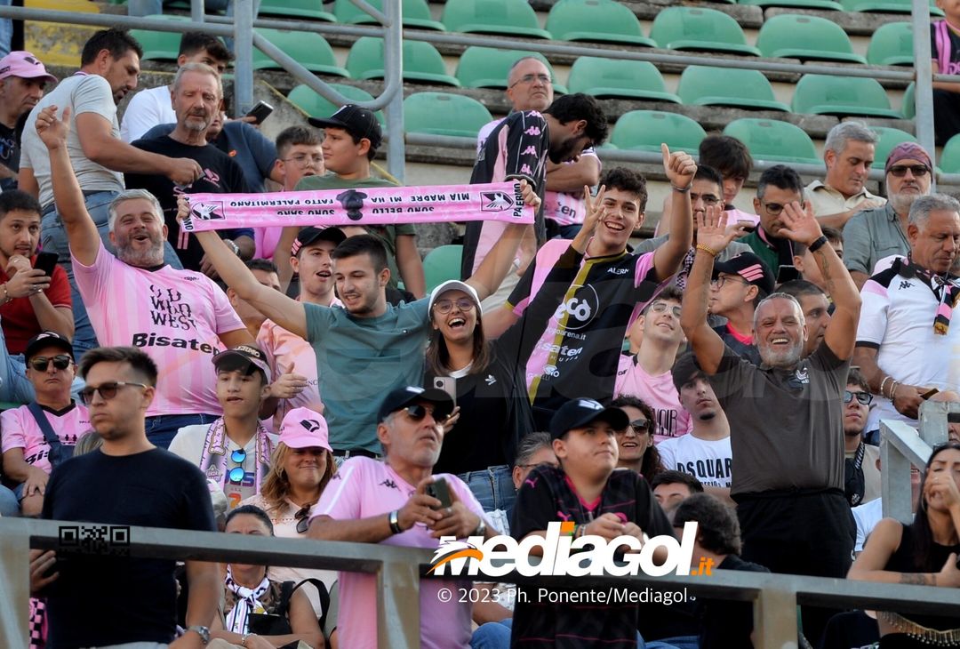 FOTOTIFO Palermo-Lecco, gli scatti ai tifosi al “Renzo Barbera” (GALLERY) - immagine 112
