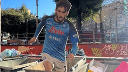 Tifosi delusi da Kvara: il suo cartonato finisce nel cassonetto