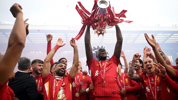 Ibrahima Konate del Liverpool festeggia con il trofeo della Premier League, incoronando il Liverpool campione della Premier League per la stagione 2024/25, dopo la partita di Premier League tra Liverpool FC e Crystal Palace FC ad Anfield il 25 maggio 2025 a Liverpool, Inghilterra. (Foto di Michael Regan/Getty Images/Getty Images For The Premier League) Premier League