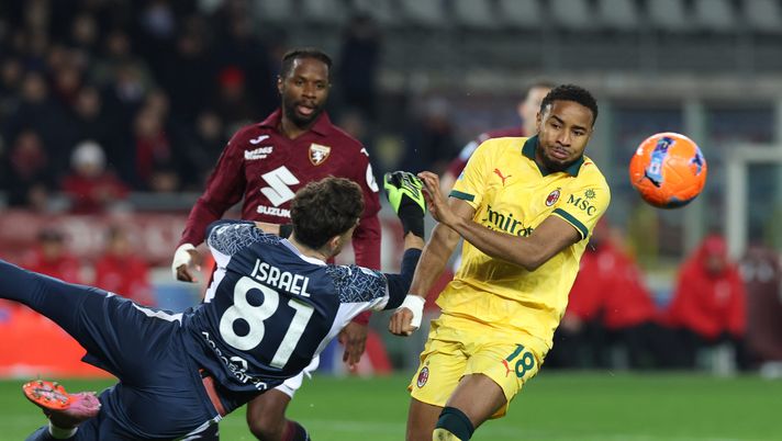 TURIN, ITALY - DECEMBER 08: Christopher Nkunku of AC Milan in action during the Serie A match between Torino FC and AC Milan at Stadio Olimpico di Torino on December 08, 2025 in Turin, Italy. (Photo by Claudio Villa/AC Milan via Getty Images) Toro: incredibile follia! Tra Israel e Baroni chi più ne ha più ne metta - immagine 1