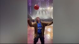 Vale LP come Maradona: si prepara al concerto palleggiando su “Live is life”