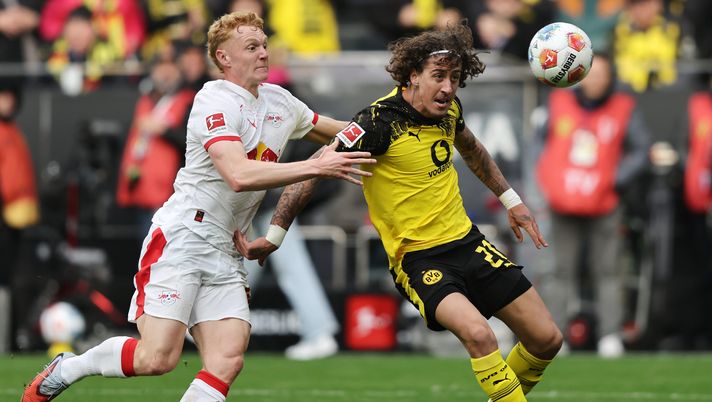 DORTMUND, GERMANY - OCTOBER 04: Fabio Silva of Borussia Dortmund is put under pressure by Nicolas Seiwald of RB Leipzig during the Bundesliga match between Borussia Dortmund and RB Leipzig at Signal Iduna Park on October 04, 2025 in Dortmund, Germany. (Photo by Christof Koepsel/Getty Images) Mercato Roma, Massara ci riprova per Fabio Silva: il Dortmund apre al prestito - immagine 1