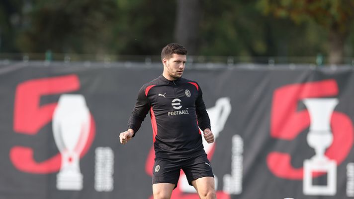 CAIRATE, ITALY - NOVEMBER 07: Luka Jovic of AC Milan in action during AC Milan training session at Milanello on November 07, 2024 in Cairate, Italy. (Photo by Claudio Villa/AC Milan via Getty Images) Operazione al canale inguinale sinistro: Jovic, 4 settimane di stop - immagine 1