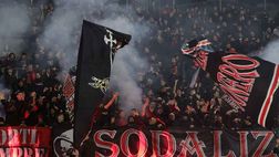 Preso a calci e pugni il giornalista Klaus Davi prima del derby da ultras rossoneri: la ricostruzione