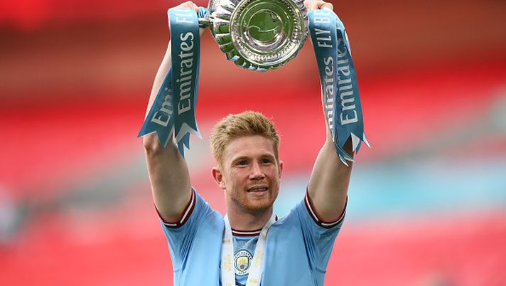 LONDON, ENGLAND - JUNE 03: Kevin De Bruyne of Manchester City celebrates with the FA Cup Trophy after the team's victory during the Emirates FA Cup Final between Manchester City and Manchester United at Wembley Stadium on June 03, 2023 in London, England. (Photo by Justin Setterfield - The FA/The FA via Getty Images) De Bruyne, la moglie in città: spuntano le richieste logistiche per il trasferimento - immagine 1