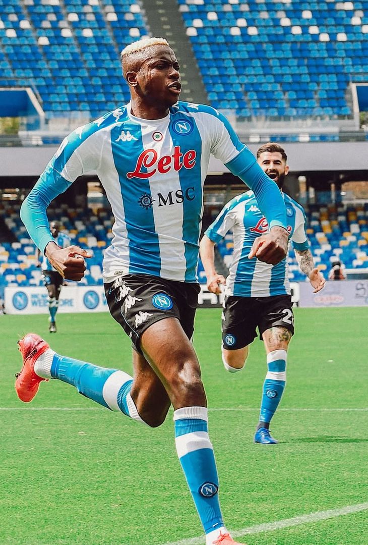 Poco più di 24 ore separano Napoli-Cagliari dal suo fischio d'inizio. Valevole per la 2ª giornata di Serie A, la gara andrà in scena domani, sabato 30 agosto, alle 20:45. Nel frattempo, per smorzare l'attesa, l'account Instagram della società partenopea ha pubblicato un post composto da ben dieci fotografie, una per ogni battaglia che ha avuto per protagoniste, sotto i riflettori dello Stadio Diego Armando Maradona (denominato, fino al 2020, Stadio San Paolo), la compagine azzurra e quella sarda. Un viaggio che parte dalla stagione 2011/12 e che termina con lo scontro più recente: quello dell'annata 2024/25.