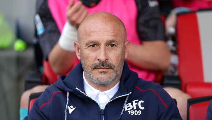 CREMONA, ITALY - APRIL 05: Vincenzo Italiano, Head Coach of Bologna, looks on prior to the Serie A match between US Cremonese and Bologna FC 1909 at Stadio Giovanni Zini on April 05, 2026 in Cremona, Italy. (Photo by Francesco Scaccianoce/Getty Images) Italiano: “Grande approccio, poi siamo calati nella ripresa” - immagine 1