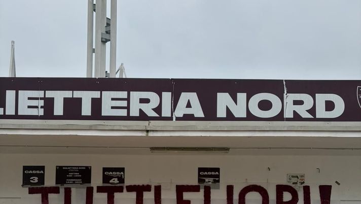 Torino, continua la protesta: compare lo striscione “Tutti fuori!” allo stadio - immagine 1