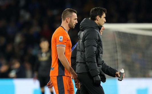 Inter, tifosi nerazzurri a de Vrij: “Come stai?”. Il difensore risponde con un sorriso. Arnautovic…- immagine 2