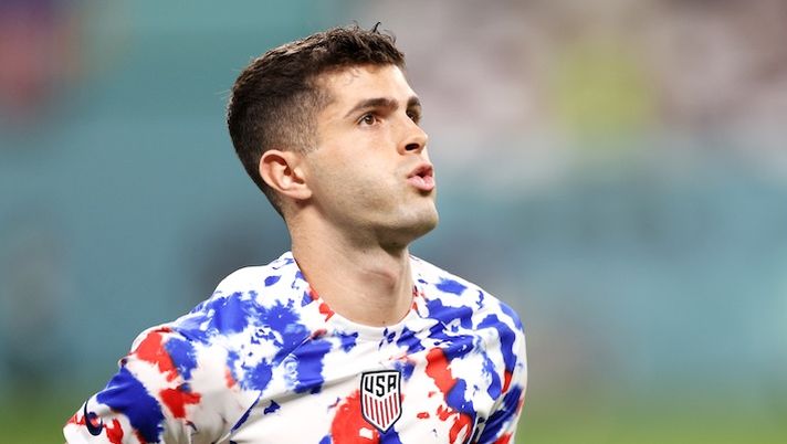 DOHA, QATAR - DECEMBER 03: Christian Pulisic of United States warms up prior to the FIFA World Cup Qatar 2022 Round of 16 match between Netherlands and USA at Khalifa International Stadium on December 03, 2022 in Doha, Qatar. (Photo by Elsa/Getty Images) NEWS – Berardi, Sommer, Dumfries, Leao, Wesley, Bailey, Ferguson, Dia, Vecino, KDB e non si allena Pulisic - immagine 1
