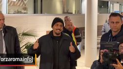 Roma, ecco Malen: selfie e autografi con i tifosi all’arrivo a Ciampino