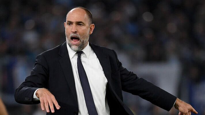 ROME, ITALY - OCTOBER 26: Juventus head coach Igor Tudor reacts during the Serie A match between SS Lazio and Juventus FC at Stadio Olimpico on October 26, 2025 in Rome, Italy. (Photo by Marco Rosi - SS Lazio/Getty Images) Tudor: “Io non faccio passi indietro! Yildiz fuori? Scelta giusta e vi spiego, Cambiaso non mi è piaciuto” - immagine 1