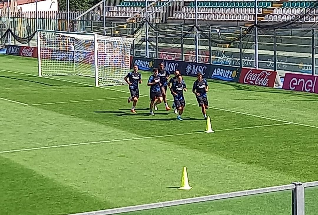 GALLERY Il Napoli corre a Castel di Sangro: un tifoso grida a Lobotka: “Vai Iniesta!” - immagine 5