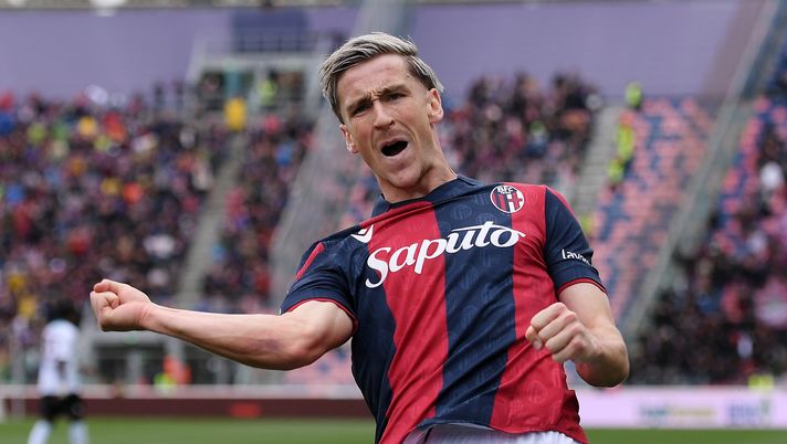 BOLOGNA, ITALY - APRIL 01: Alexis Saelemaekers of Bologna FC celebrates scoring his team's second goal during the Serie A TIM match between Bologna FC and US Salernitana at Stadio Renato Dall'Ara on April 01, 2024 in Bologna, Italy. (Photo by Alessandro Sabattini/Getty Images) Perché il Bologna non ha riscattato Alexis Saelemaekers (e perché avrebbe dovuto farlo) - immagine 1