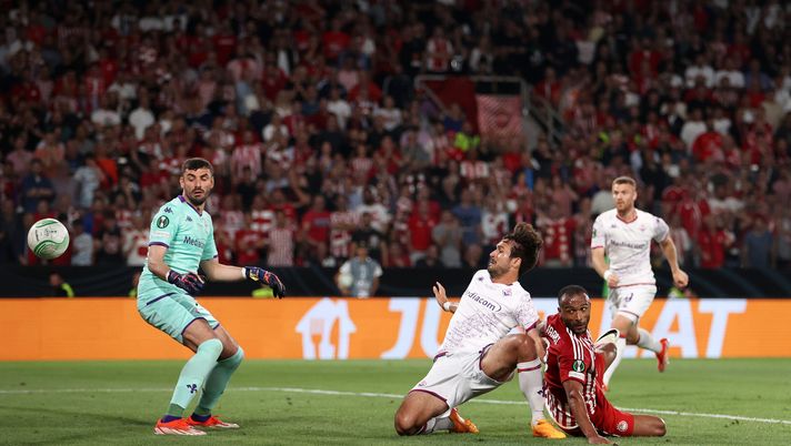 ATHENS, GREECE - MAY 29: Ayoub El Kaabi of Olympiacos scores his team's first goal past Pietro Terracciano of ACF Fiorentina during the UEFA Europa Conference League 2023/24 final match between Olympiacos FC and ACF Fiorentina at AEK Arena on May 29, 2024 in Athens, Greece. (Photo by Michael Steele/Getty Images) Conference League, Olympiakos-Fiorentina 1-0 (d.t.s): El Kaabi decide la finale - immagine 1