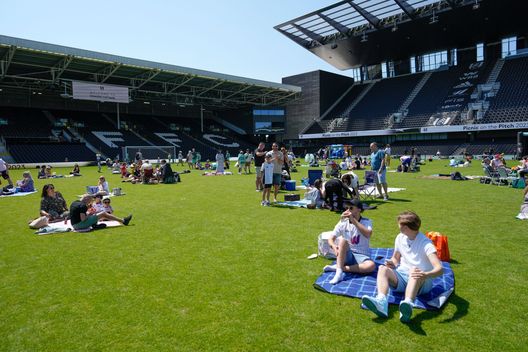 Il Fulham apre il suo stadio: il campo di Craven Cottage parco-giochi e picnic per i tifosi…- immagine 4